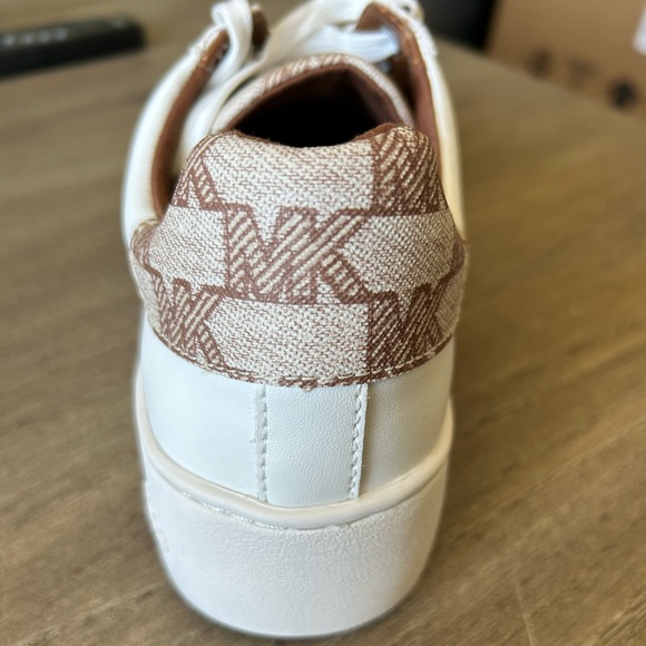 Michael Kors -NEW, Never worn, 7.5 - Picture 2 of 3